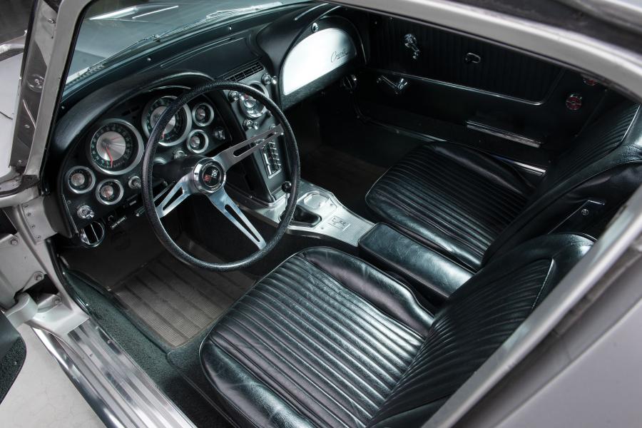 Интерьер Chevrolet Corvette Stingray 1963 года  (фото 75 из 75)